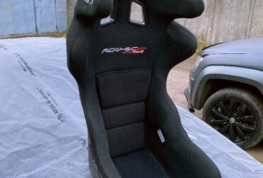 Sparco ADV-SCX H Carbon seats.